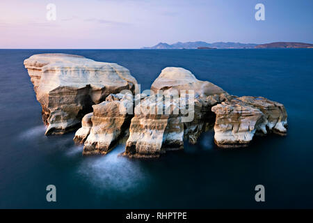 Riesige Felsen im Meer von sarakiniko Strand auf der Insel Milos Griechenland bei Sonnenuntergang. Stockfoto