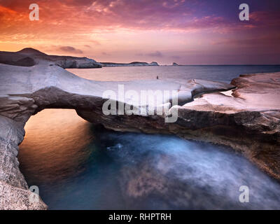 Sarakiniko felsigen Strand bei Sonnenuntergang auf der Insel Milos Griechenland. Stockfoto