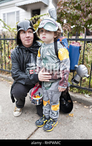 Halloween Trick or Treaters in der Kensington Abschnitt von Brooklyn, NY, 2013. Vater und Sohn gekleidet, wie Charaktere aus Star Wars. Stockfoto