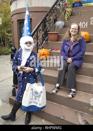 Halloween in der Kensington Abschnitt von Brooklyn, NY. Kind verkleidet als Zeichen von Harry Potter. Stockfoto