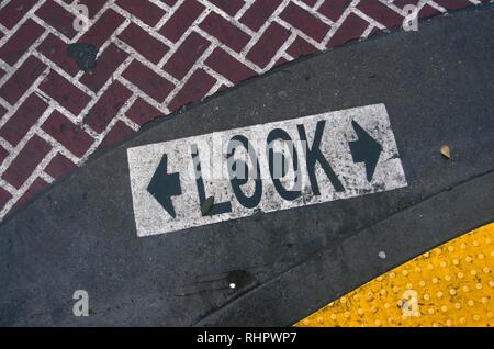 Dieses Warnschild in der Nähe von Ocean Beach in San Francisco fördert Fußgänger in beide Richtungen im Falle des Verkehrs zu suchen. Stockfoto