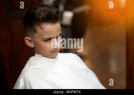 Stilvolle Junge beim Friseur Stockfoto