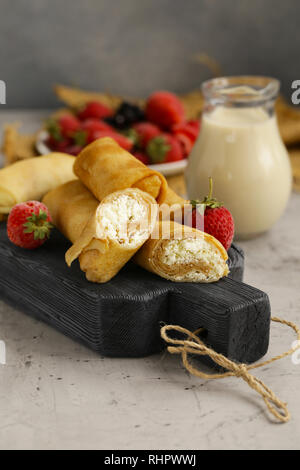 Hausgemachte Pfannkuchen mit Quark zum Frühstück Stockfoto