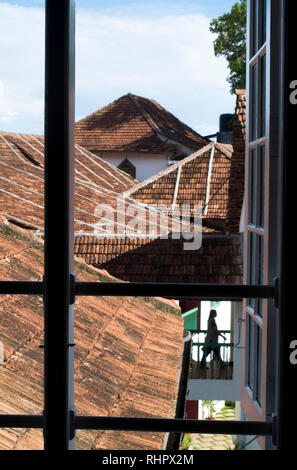 Die Aussicht auf Fort Cochin aus historischen Koder House, ein Herrenhaus strukturiert und in Europa giebelhaus vor dem Fort Cochin in Indien geliefert zu werden reasse Stockfoto