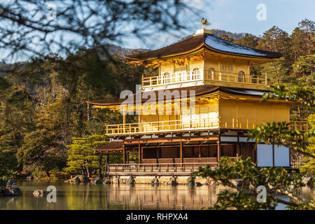 Kinkakuji Tempel (Rokuon-ji-Tempel). Goldenen Pavillon in Kyoto, Japan. Teleaufnahme. Stockfoto