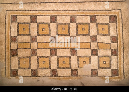 Antike byzantinische Naturstein Fliesen Mosaiken mit mit geometrischen Mustern, Berg Nebo, Jordanien, Naher Osten. Stockfoto