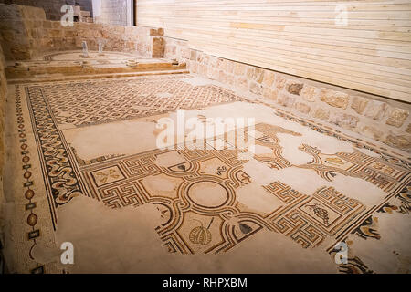 Antike byzantinische Naturstein Fliesen Mosaiken mit mit geometrischen Mustern, Berg Nebo, Jordanien, Naher Osten. Stockfoto