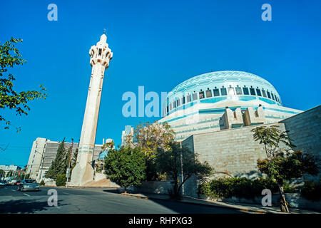König Abdullah I Moschee in Amman, Jordanien. Es wurde zwischen 1982 und 1989 gebaut. moderne Moschee. Die hohen Minarett auf dem Hintergrund des blauen Himmels Stockfoto