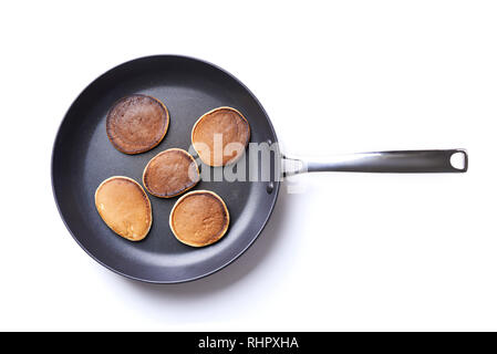 Pfanne Pfannkuchen am Skillet auf weißem Hintergrund Stockfoto