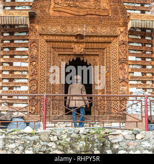 Kullu, Himachal Pradesh, Indien - 01 September, 2018: Foto von himachali alter Mann im Tempel auf der Straße im Dorf Himalaya, Indien Stockfoto