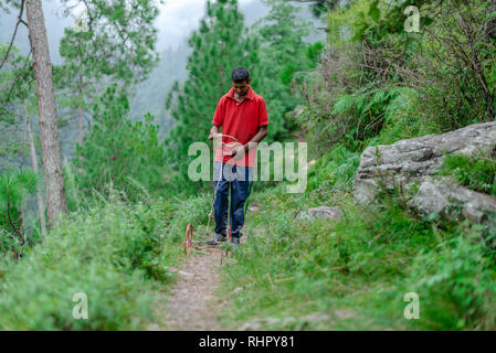 Kullu, Himachal Pradesh, Indien - September 03, 2018: Junge spielt mit hausgemachten Spielzeug im Himalaya Stockfoto