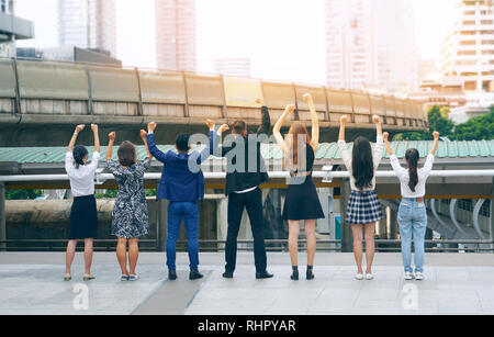 Ansicht von der Rückseite global business Teamarbeit heben die Hände hoch, erfolgreiches Konzept Stockfoto