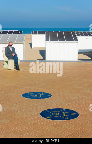 Der Deich (Albert-I-Promenade) und einige der Beach Cabins in Ostende, Belgien Stockfoto