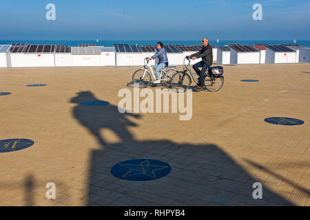 Der Deich (Albert-I-Promenade) und einige der Beach Cabins in Ostende, Belgien Stockfoto