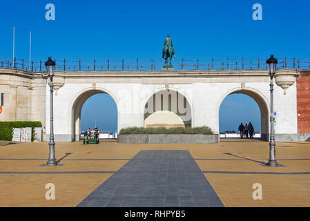 Die "Drei Gapers' mit dem Reiterstandbild von König Leopold II. in Ostende, Belgien Stockfoto