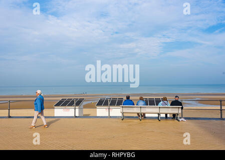 Der Deich (Albert-I-Promenade) und einige der Beach Cabins in Ostende, Belgien Stockfoto