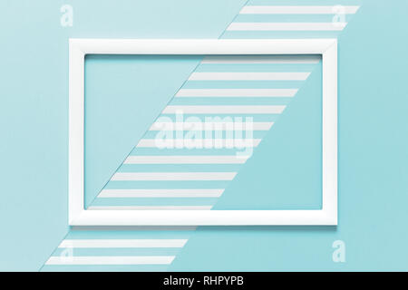 Abstrakte geometrische Baby pastell-blaue flach Hintergrund. Minimalismus, Geometrie und Symmetrie Vorlage mit leeren Bilderrahmen mock up. Stockfoto