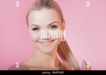 Gesichtspflege und Hautpflege, Gesundheit und Schönheit Konzept, kopieren. Porträt der jungen schönen Frau, gesunde Haut und minimale Make-up. Stockfoto