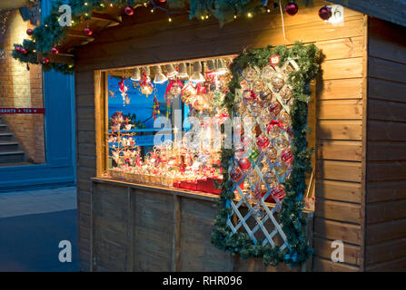 Weihnachtskabinenstall mit Dekorationen auf dem St Nicholas Fayre Market York North Yorkshire England Großbritannien GB Großbritannien Stockfoto