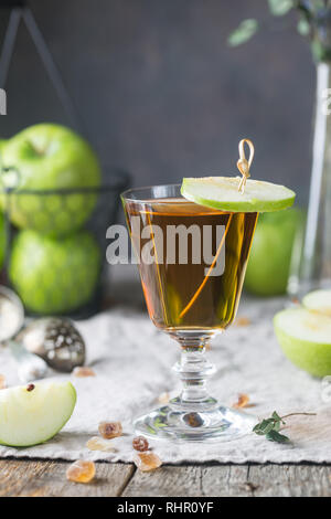 Glas Apfelsaft mit grünen Äpfeln auf Holztisch, rustikalen Stil Stockfoto