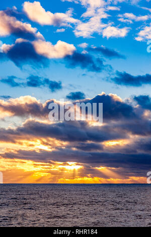 Sonnenstrahlen aus hinter Wolken, als die Sonne. Ocearn nortrh Atlantik von den Decks von P&O Arcadia auf Es ist Weihnachten und Neues Jahr Kreuzfahrt Stockfoto