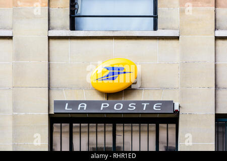 Vorderansicht der Zeichen von La Poste, das französische Postunternehmen öffentliche Unternehmen, auf der Fassade eines Gebäudes über dem Eingang ein Postamt. Stockfoto