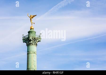 Das Genie der Freiheit goldene Statue auf den Juli Spalte in der Mitte der Place de la Bastille in Paris, Frankreich, gegen den blauen Himmel. Stockfoto