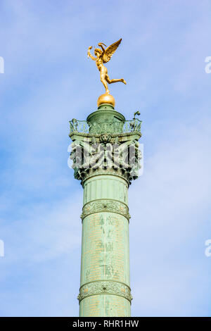 Das Genie der Freiheit goldene Statue auf den Juli Spalte in der Mitte der Place de la Bastille in Paris, Frankreich, gegen den blauen Himmel. Stockfoto