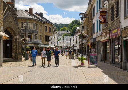 Menschen zu Fuß auf der Rue de L'Eglise vor der Kirche des Heiligen Nikolaus. La Roche en Ardenne, Belgien Stockfoto