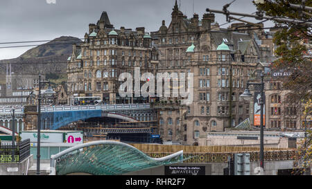 Der Eingang zum Einkaufszentrum Waverley Station und die dreispanige Eisen- und Stahlkonstruktion der North Bridge verbinden die berühmte, geschäftige Waverley Railway von Edinburgh Stockfoto