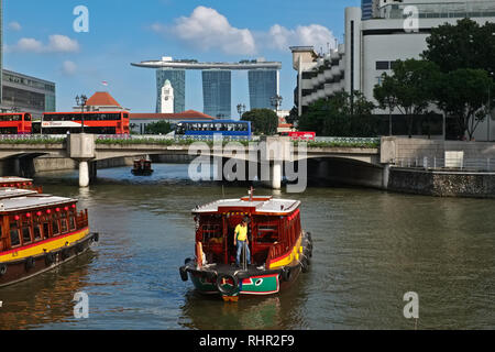 Blick vom Clarke Quay über den Singapore River mit Ausflugsschiffen, gegenüber der berühmten Marina Bay Sands Hotel (Hintergrund), Singapur Stockfoto