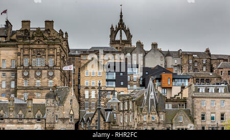 Die High Kirk oder St Giles' Cathedral die Pfarrkirche der Church of Scotland stammt aus dem 14. Jahrhundert, als sie durch die Straßen von Edinburgh stochern Stockfoto