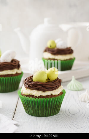 Ostern Schokolade Cupcakes mit Nest und Candy Eier zum Nachtisch eingerichtet. Festliches Gebäck Konzept. Stockfoto