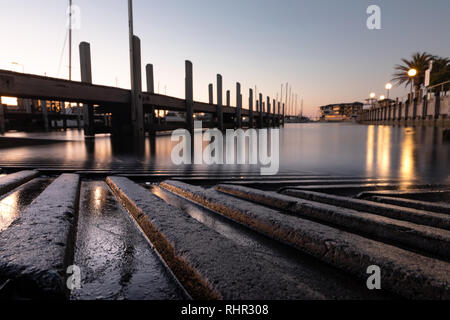 Mindarie Marina Boot Rampe am späten Nachmittag bei Sonnenuntergang in Perth, Western Australia Stockfoto