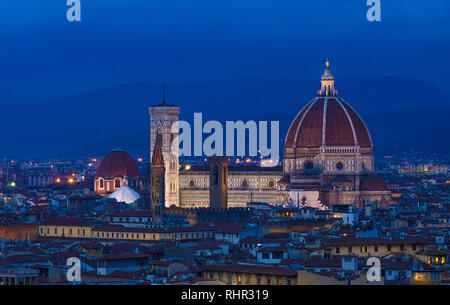 Der Dom in Florenz, die Kathedrale von Santa Maria Del Fiore mit schönen Lichter von oben am Abend nach Sonnenuntergang in Florenz, Italien Stockfoto