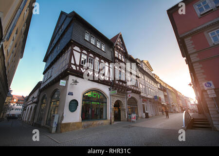 Eisenach, Thüringen, Deutschland - Street Landschaft Karlstraße in der Stadt in den Morgen. Schöne Altstadt mit der berühmten Wartburg, Stockfoto