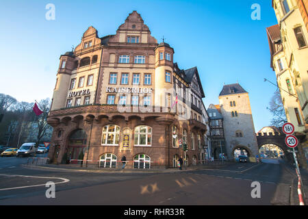 Eisenach, Thüringen, Deutschland - Street Landschaft Nikolaistraße in der Stadt und der Kaiserhof Hotel am Morgen. Schöne alte Stadt Stockfoto