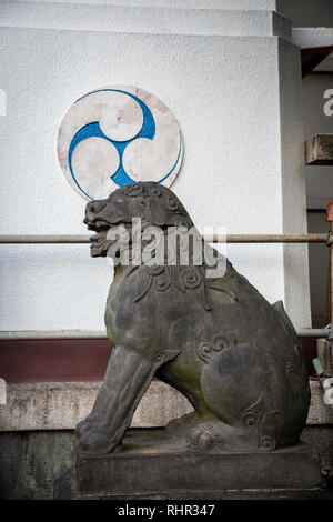 Stein Lion-Dog Guarding japanischer Schrein Stockfoto