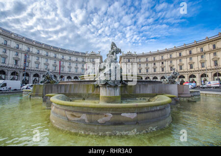 Brunnen der Najaden auf der Piazza della Repubblica (Platz der Republik) in Rom, Italien während des Tages. Stockfoto