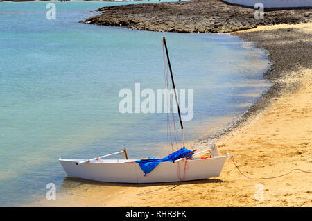 Segelboot am Strand von Corralejo auf Fuerteventura Stockfoto