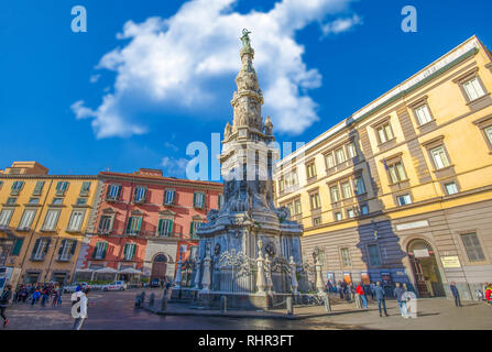 Obelisk Guglia der Unbefleckten Jungfrau an der Piazza Gesù Nuovo in Neapel (Napoli), Italien Stockfoto