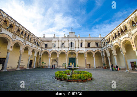 Salerno, Italien - Im Innenhof der Kathedrale von Salerno, der normannische Dom des heiligen Matthäus Stockfoto