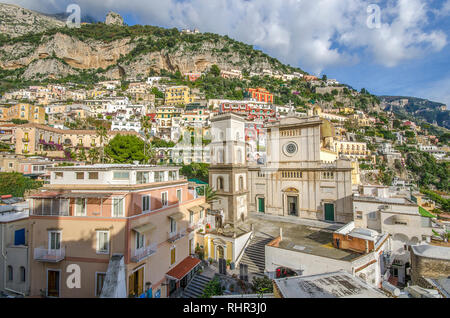 Schöne Sicht auf die bunten Häuser und das Mittelmeer in Positano, Italien. Der kleine Hafen von Amalfi Dorf Stockfoto