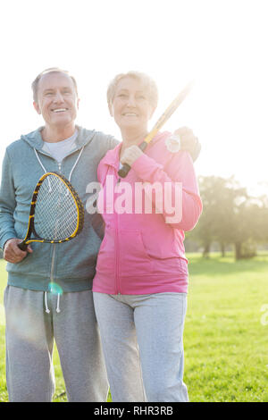 Gerne älteres Paar hält Tischtennisschläger in Park Stockfoto