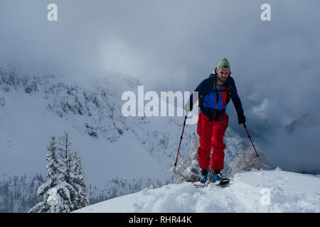 Ein Mann Skitouren in den slowenischen Alpen Stockfoto