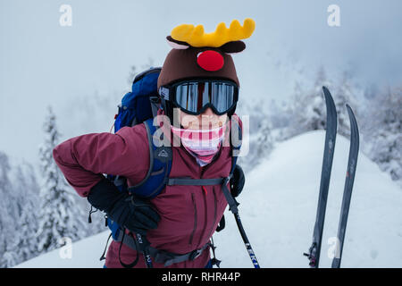 Skifahrer mit lustigen Helm mit Hörnern Stockfoto