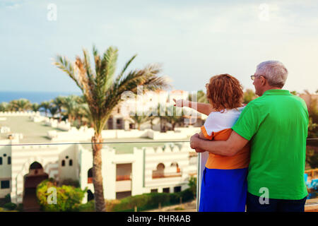 Senior Paar hotel Gebiet bewundern Sie die Aussicht auf das Meer. Leute genießen Urlaub. Reisen Konzept Stockfoto