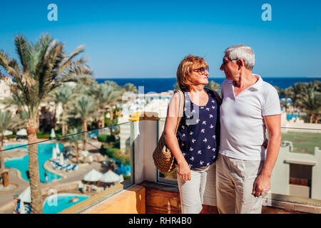 Senior Paar hotel Gebiet bewundern Sie die Aussicht auf das Meer. Leute genießen Urlaub. Reisen Stockfoto