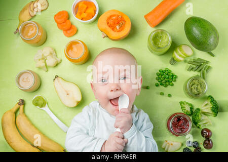 Bunte Babynahrung Pürees in Gläsern Stockfoto