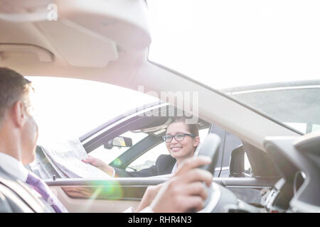 Lächeln, Geschäftsfrau, die Karte zu Executive vom Auto Stockfoto